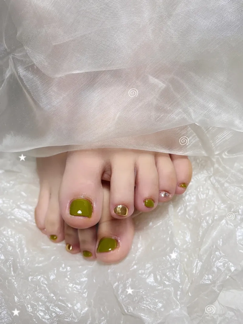 Móng chân đẹp màu xanh lá siêu trendy thu hút mọi ánh nhìn