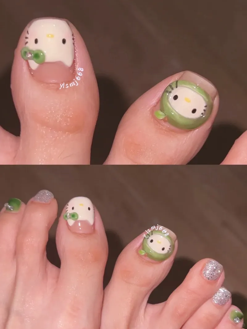 Mẫu móng chân màu xanh giúp bạn nổi bật giữa đám đông