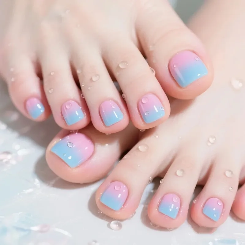 Mẫu móng chân màu xanh đẹp dễ thương và không kém phần sang trọng