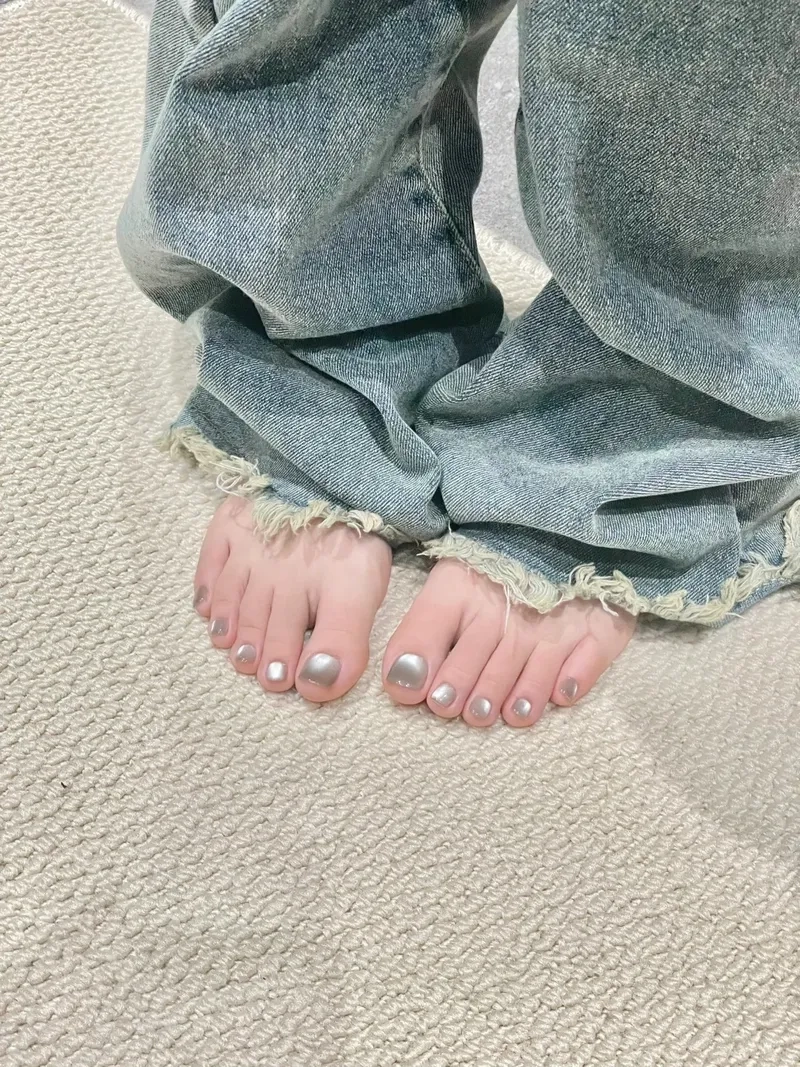 Tỏa sáng mọi lúc với màu sơn gel chân đẹp quyến rũ