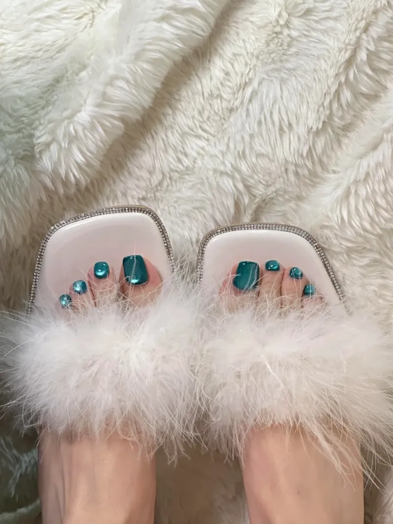 Tươi tắn và sành điệu với màu sơn gel đẹp cho chân