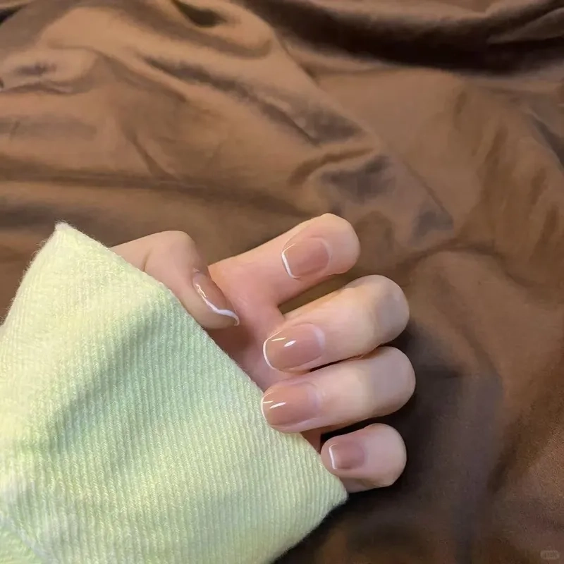 Tỏa sáng với phong cách sơn đầu móng trắng tinh tế và sang trọng