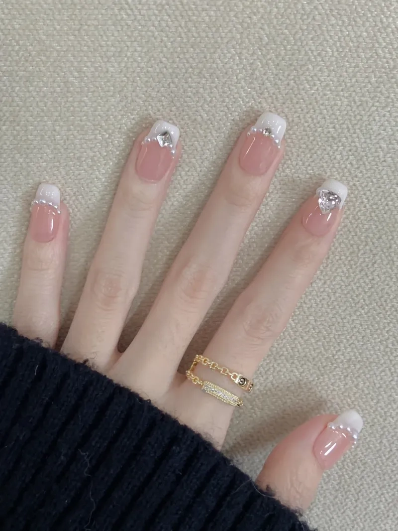 Kết hợp tinh tế cùng kẻ đầu móng trắng trẻ trung và thời thượng