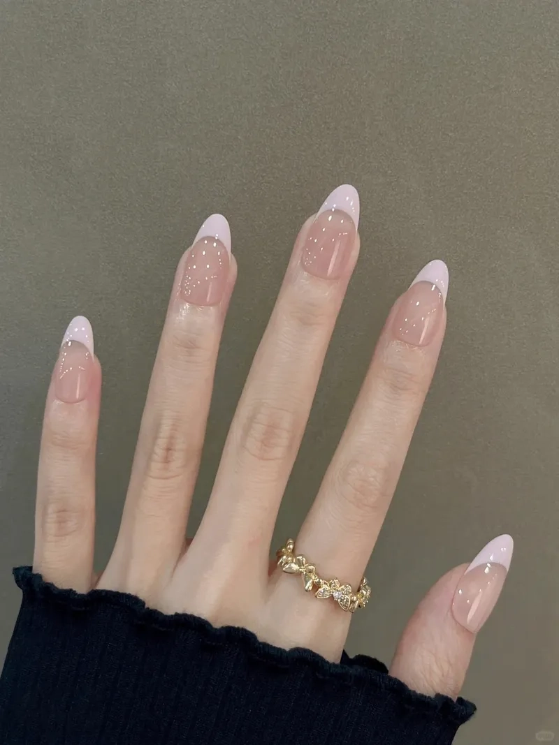 Thể hiện cá tính riêng qua móng tay sơn đầu trắng ấn tượng