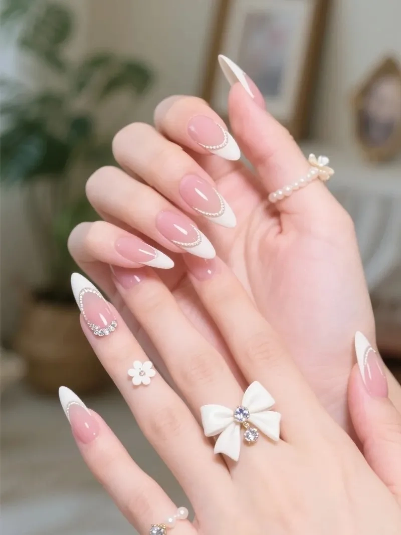 Thử ngay phong cách mới với mẫu nail đầu móng trắng cuốn hút