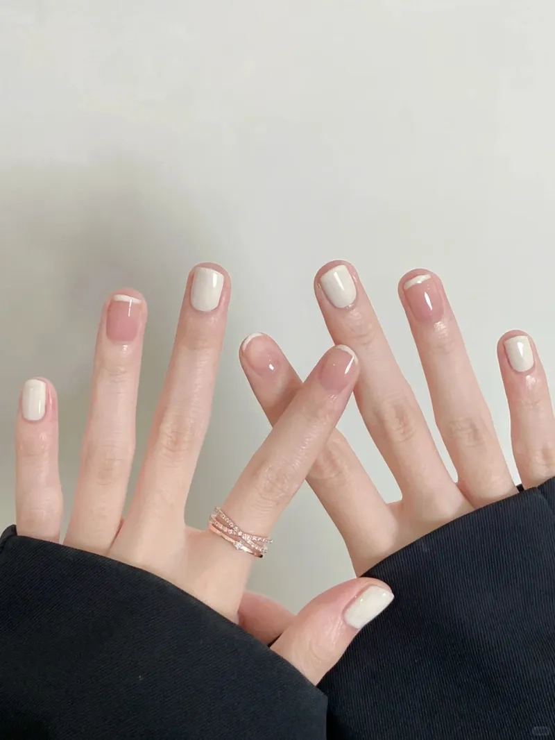 Phong cách hiện đại và trẻ trung cùng mẫu sơn đầu móng trắng thịnh hành