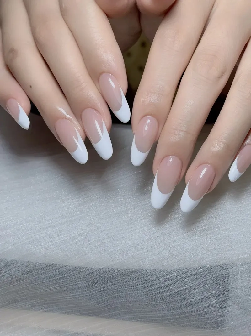Sự kết hợp hoàn hảo trong phong cách nail trắng đầu móng tinh tế