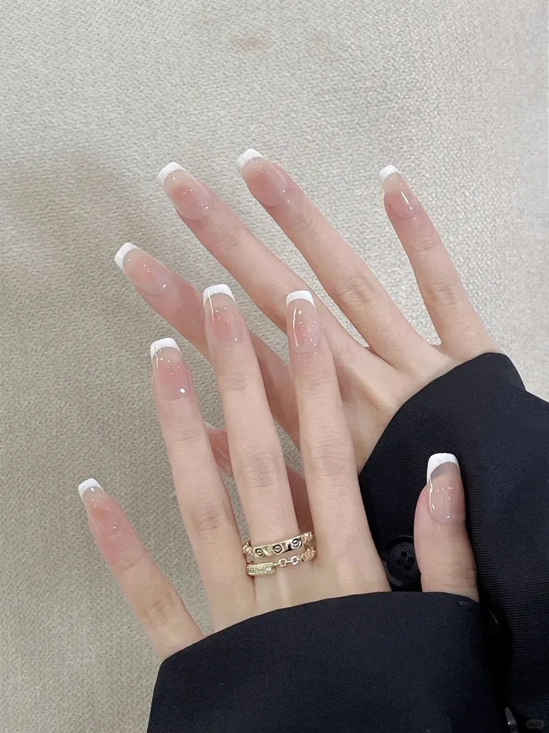 Phong cách đơn giản mà nổi bật với nail đầu trắng dễ thương