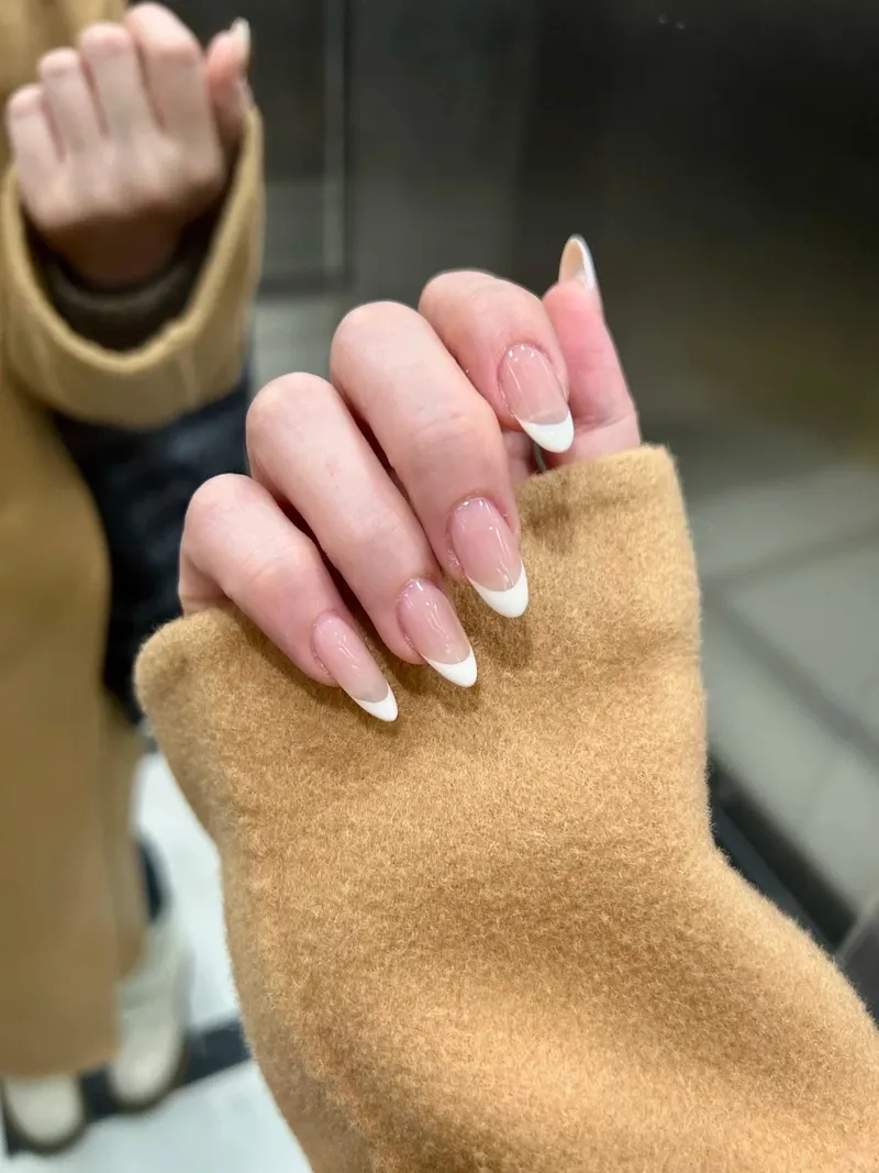 Sự lựa chọn tuyệt vời cho phong cách là sơn trắng đầu móng tay sang trọng