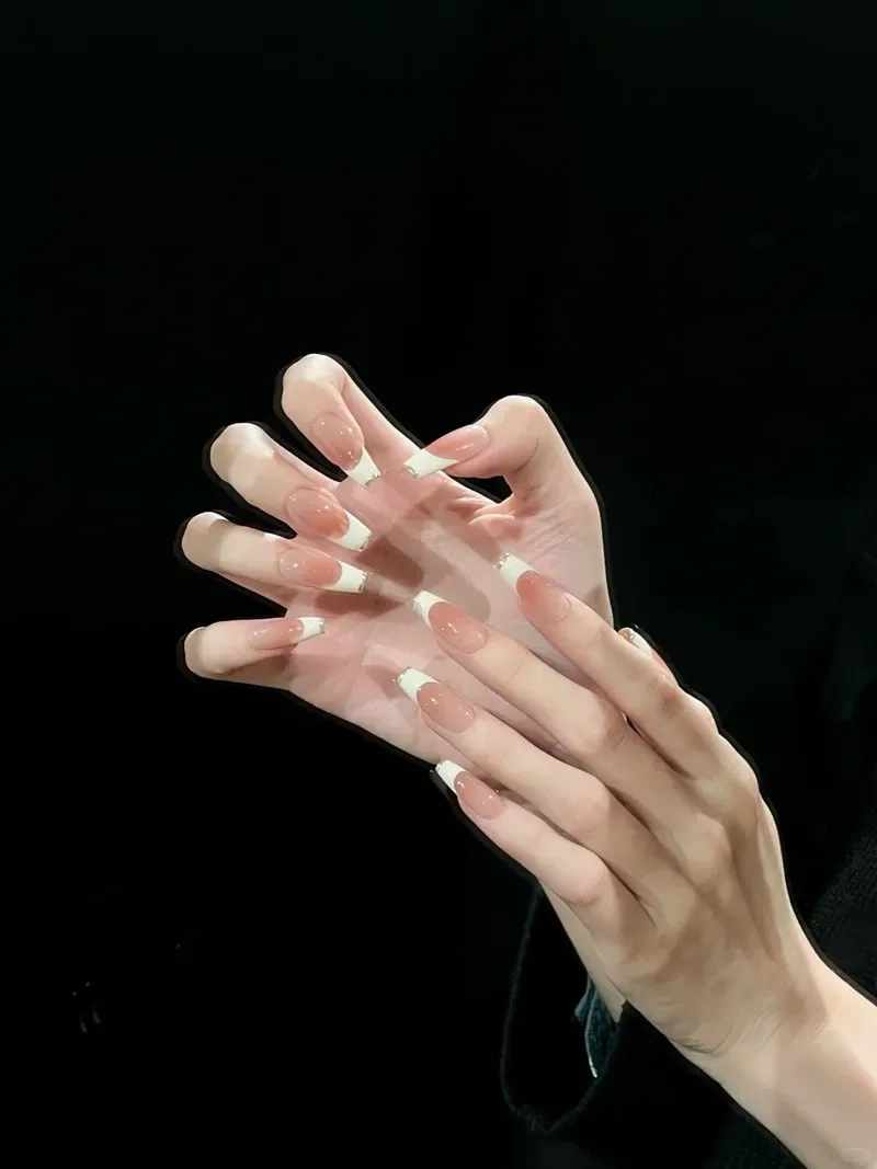 Tỏa sáng với các thiết kế sơn đầu móng màu trắng độc đáo