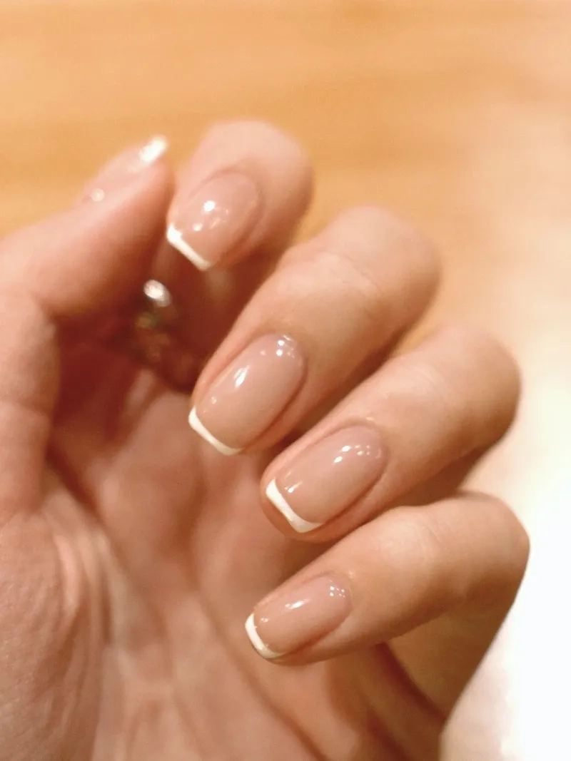 Hãy thử ngay các mẫu sơn đầu móng tay màu trắng phong cách mới