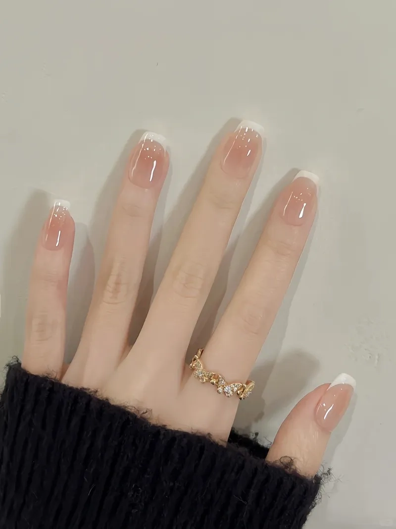 Móng tay rạng rỡ với sơn đầu móng tay trắng thanh lịch và nữ tính