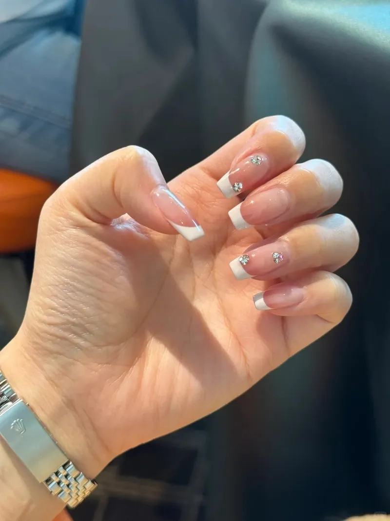 Kết hợp đính đá lấp lánh với vẽ móng đầu trắng sang trọng