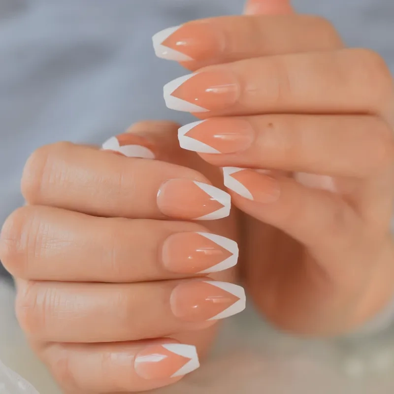 Móng tay nhẹ nhàng và cuốn hút cùng đầu trắng nail dễ thương