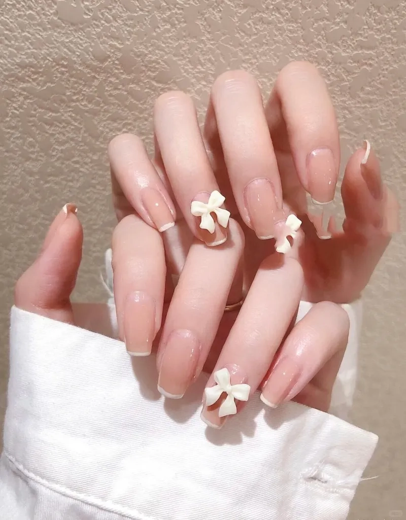 Phong cách nữ tính với móng tay gắn nơ sành điệu