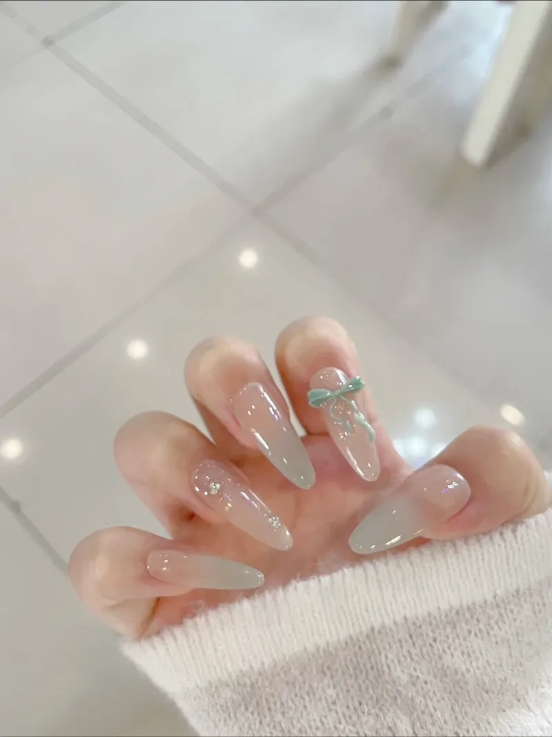 Sành điệu không giới hạn nhờ mẫu móng gắn nơ thời thượng