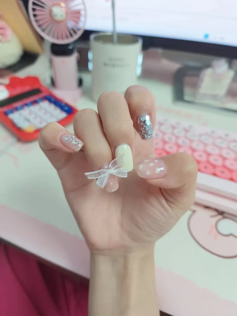 Thanh lịch và ngọt ngào cùng mẫu móng tay đính nơ