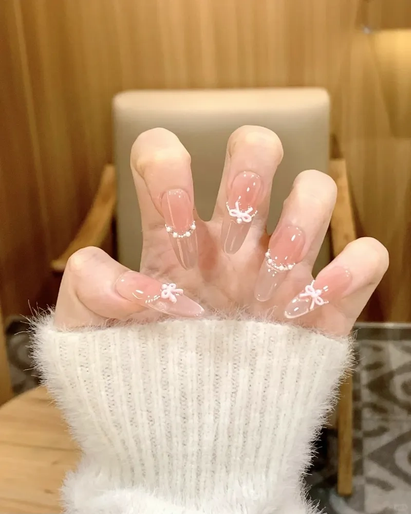 Tự tin tỏa sáng với mẫu móng đính nơ cá tính