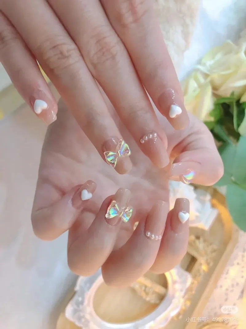 Đẳng cấp và thời thượng cùng mẫu nail gắn charm nơ