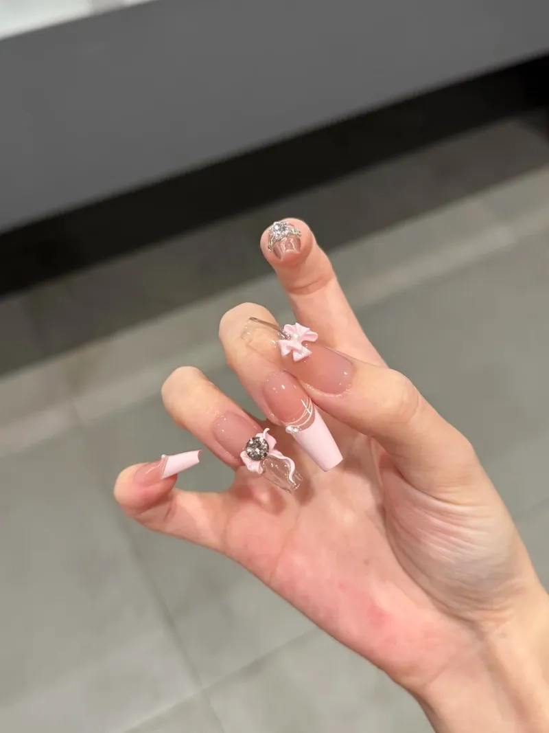 Sang trọng và nữ tính cùng mẫu nail đẹp đính nơ