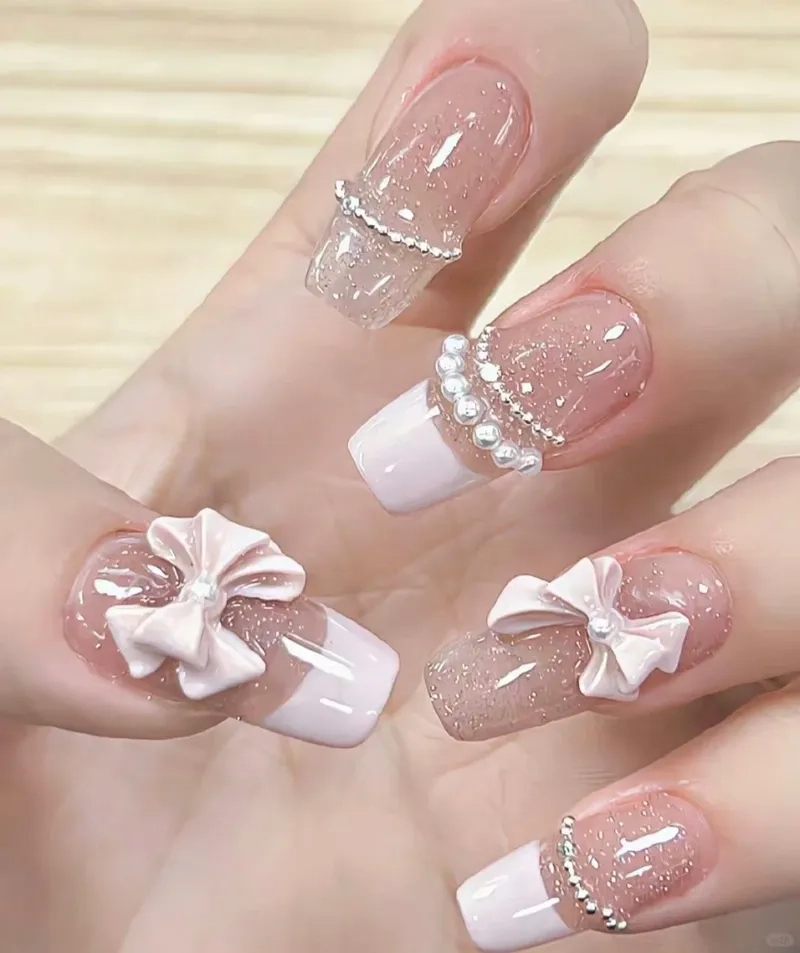 Lấp lánh kiêu sa nhờ nail đính đá nơ sang trọng