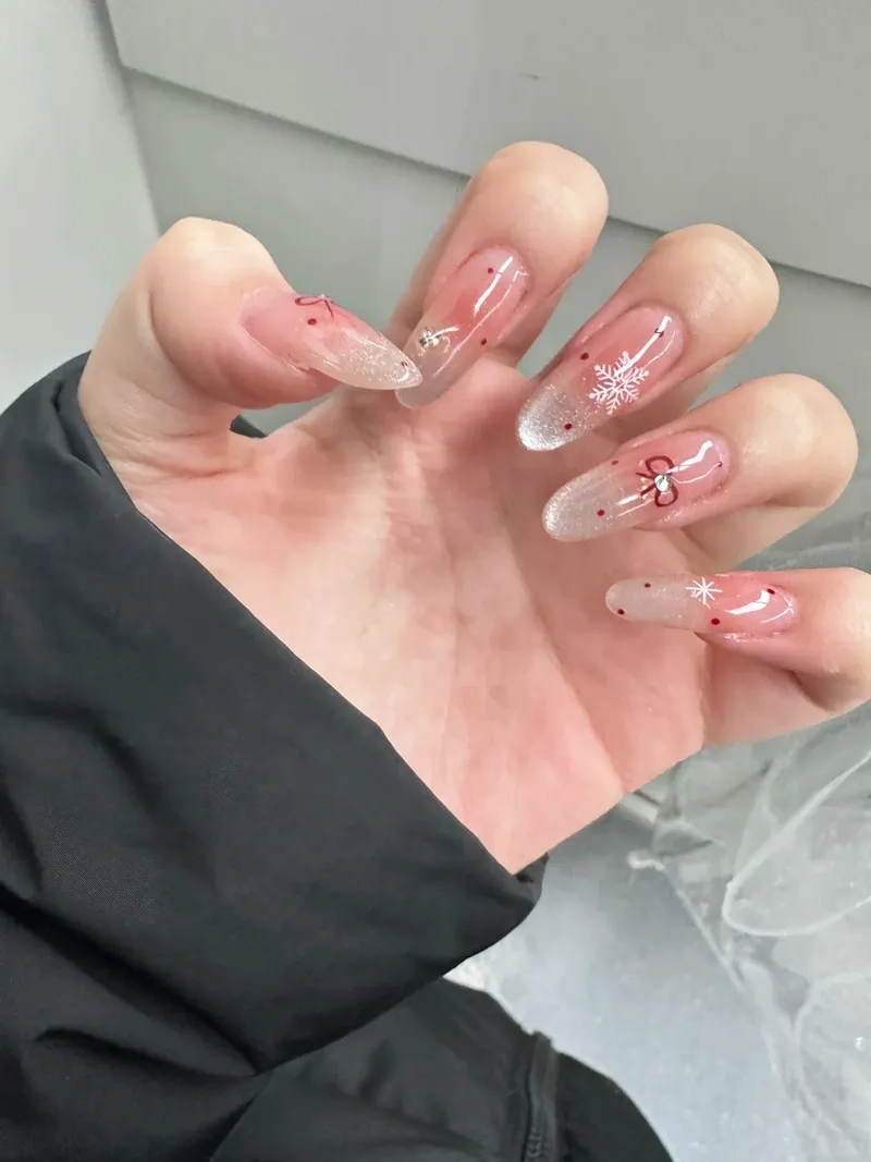 Mùa lạnh thêm ấm áp với mẫu nails giáng sinh nhiều màu sắc