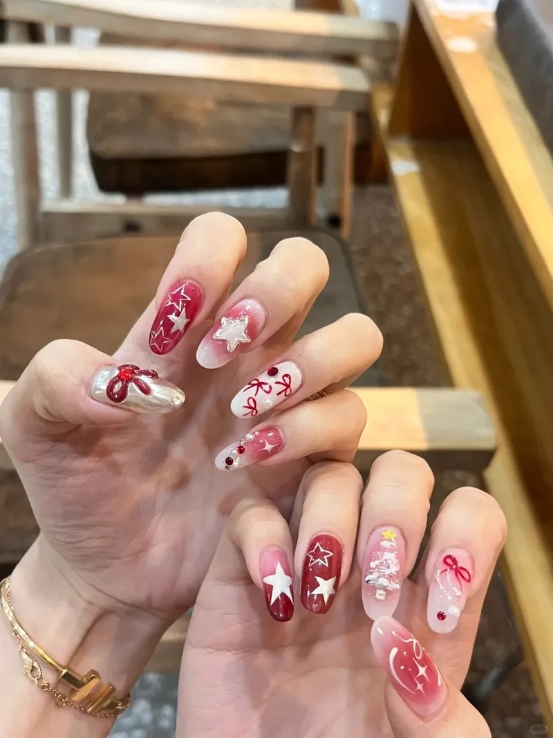 Đơn giản mà đẹp với bộ nail noel đơn giản dễ phối đồ