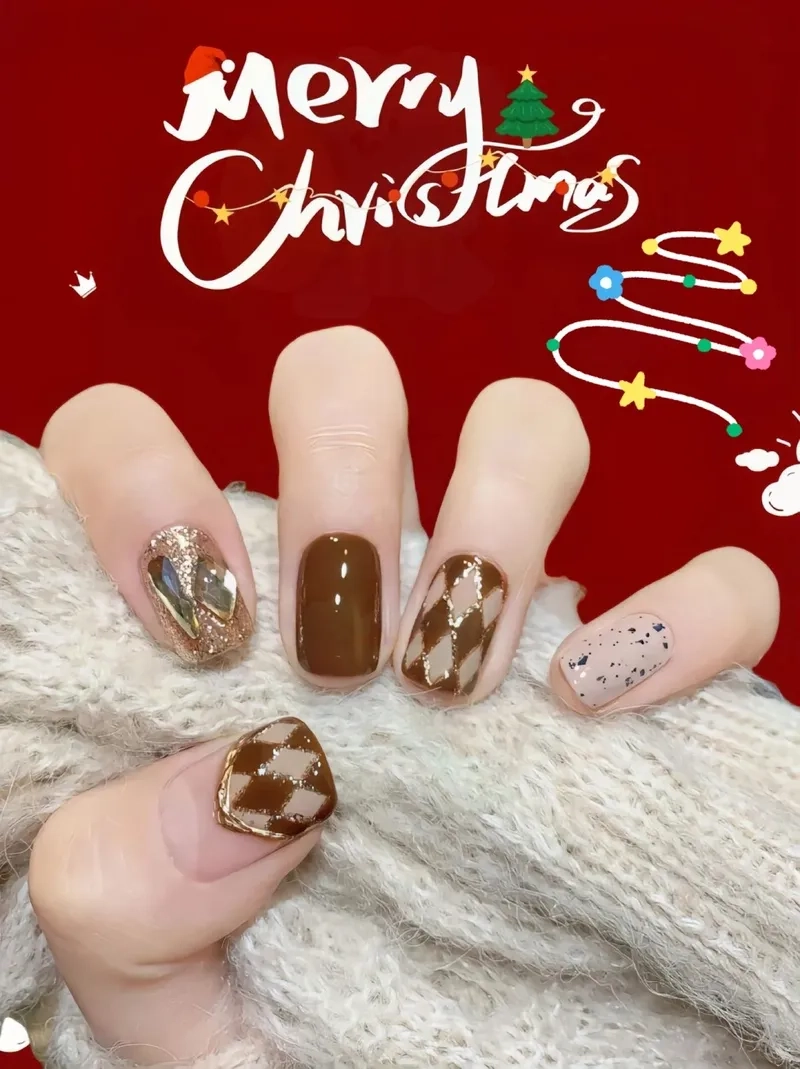 Phong cách mới lạ với kiểu móng tay noel đầy ấn tượng