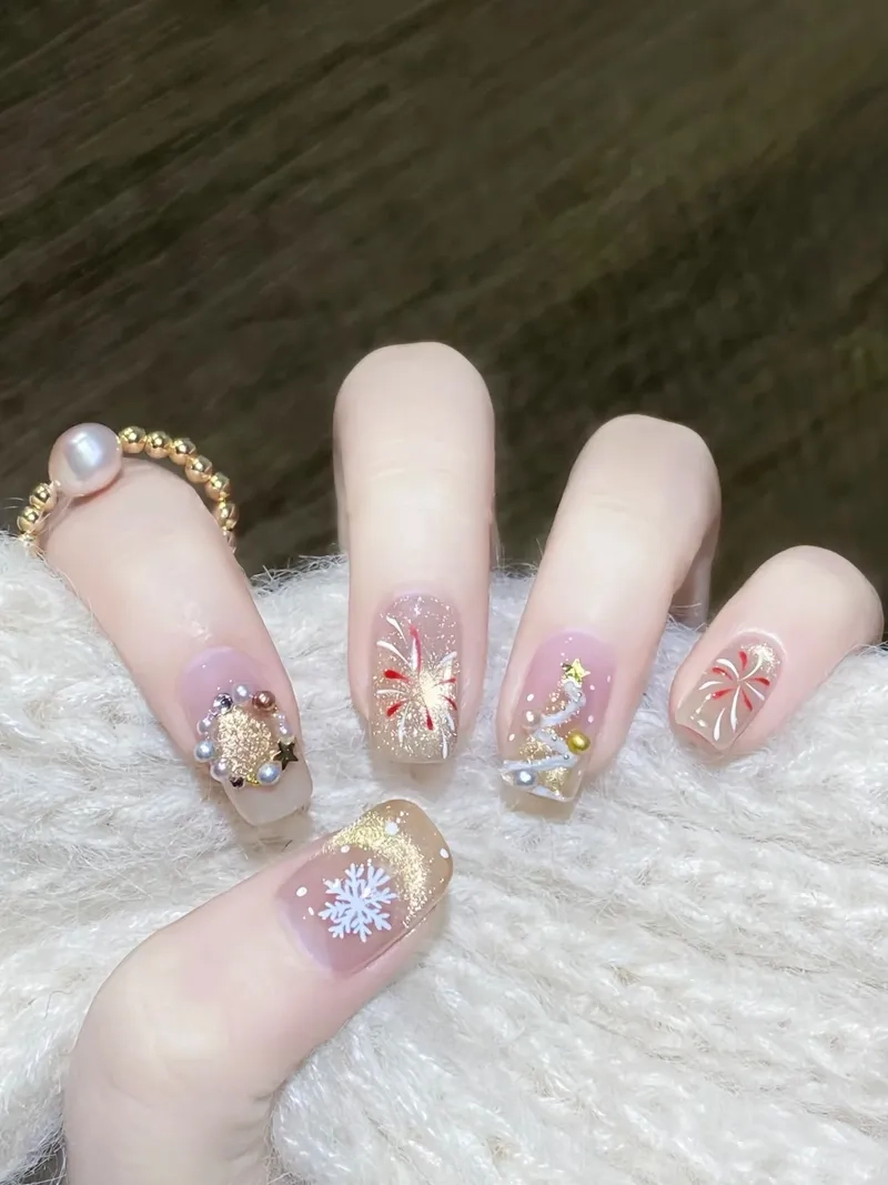 Đơn giản và thu hút với mẫu móng tay noel đơn giản