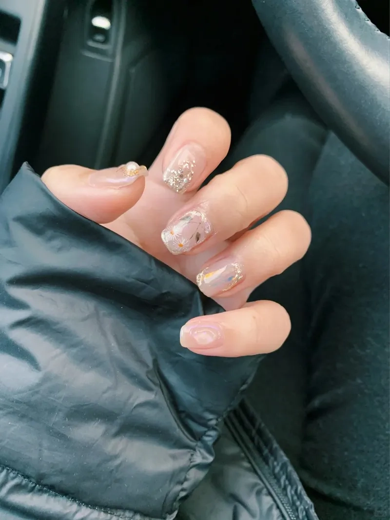 Thêm phần nữ tính với bông cúc nail tinh tế và nhẹ nhàng