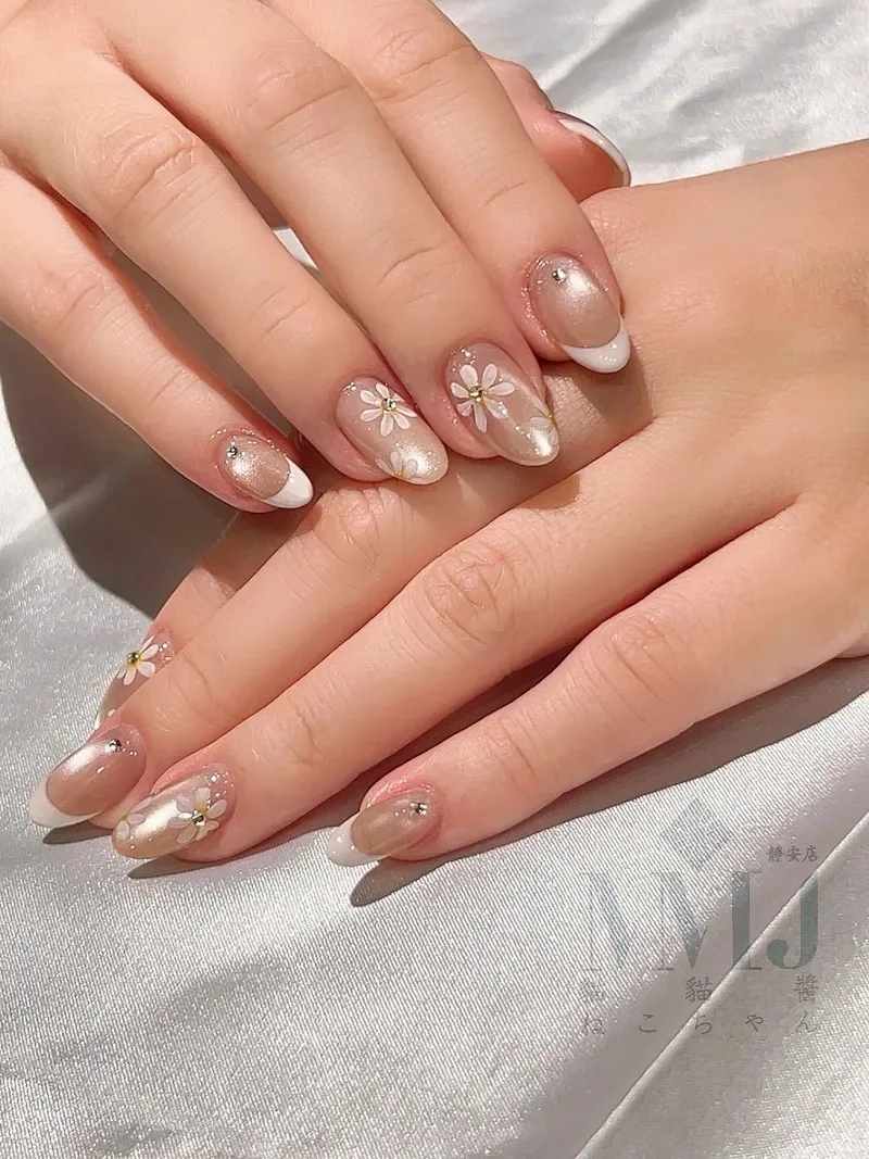 Thể hiện cá tính với hoa cúc nail tinh tế không lẫn vào đâu được