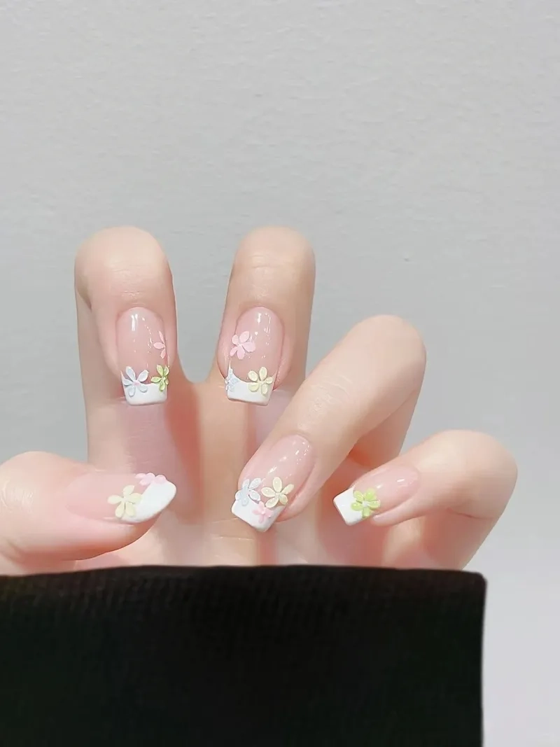 Khám phá nét đẹp với mẫu hoa cúc nail siêu yêu
