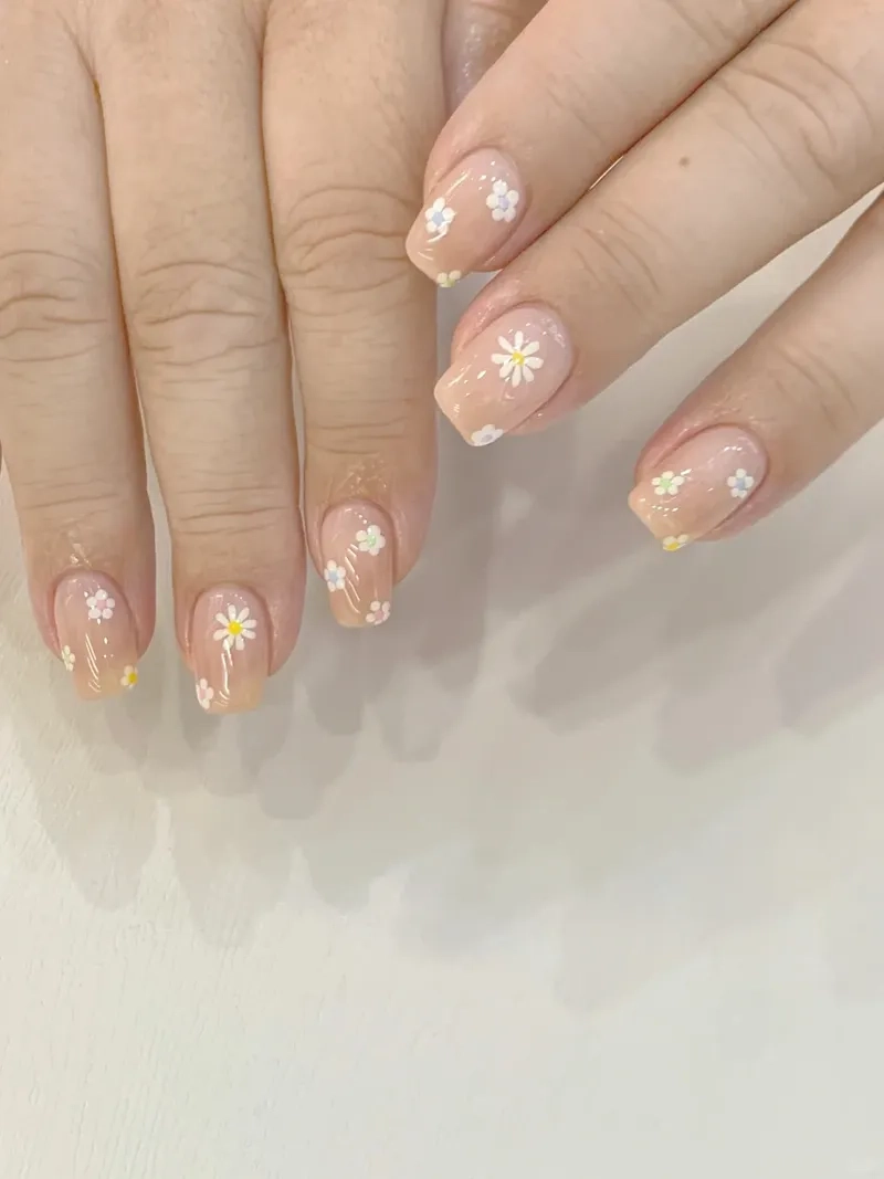 Bứt phá phong cách với mẫu móng tay hoa cúc độc đáo