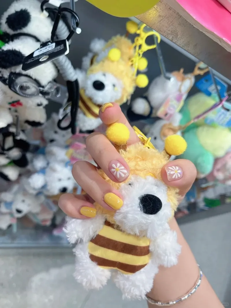 Dịu dàng và nữ tính cùng mẫu nail bông cúc xinh xắn