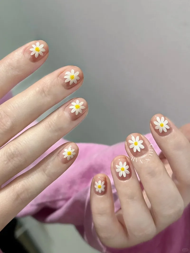 Gợi ý cho nàng mẫu nail hoa cúc đẹp chuẩn trend