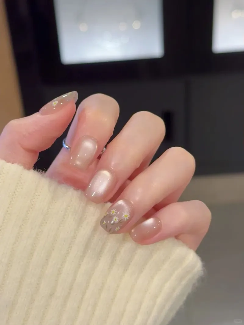 Đậm chất nghệ thuật với mẫu nail vẽ hoa cúc nổi bật