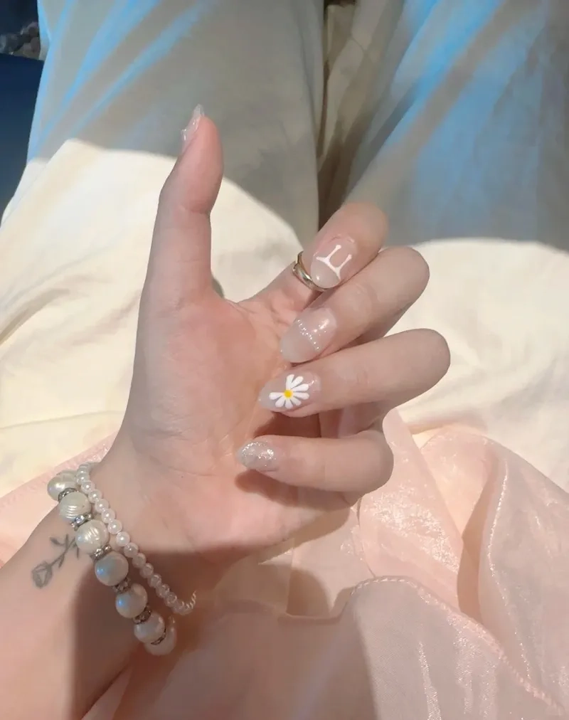 Cực kỳ đáng yêu với nail bông cúc mới nhất