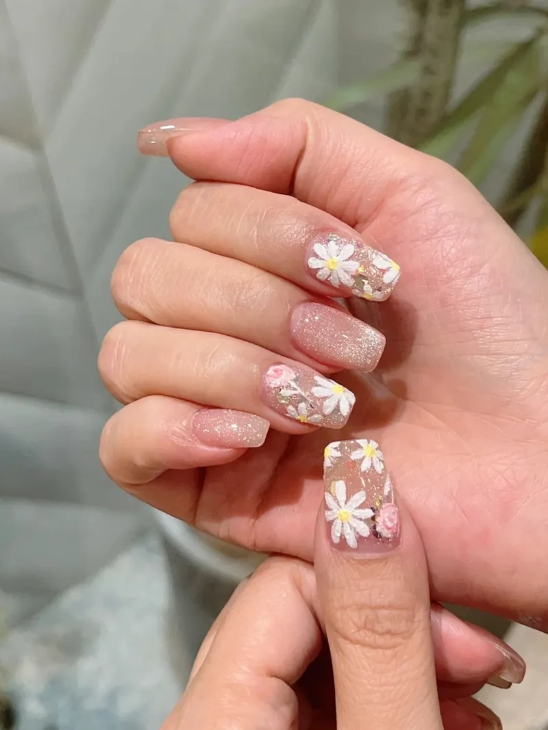 Tỏa sáng trong mọi khoảnh khắc với nail hoa cúc hoạ mi