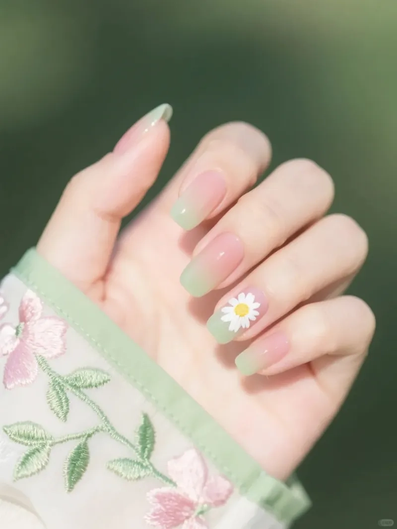 Thêm nét nữ tính với nail hình hoa cúc dễ thương