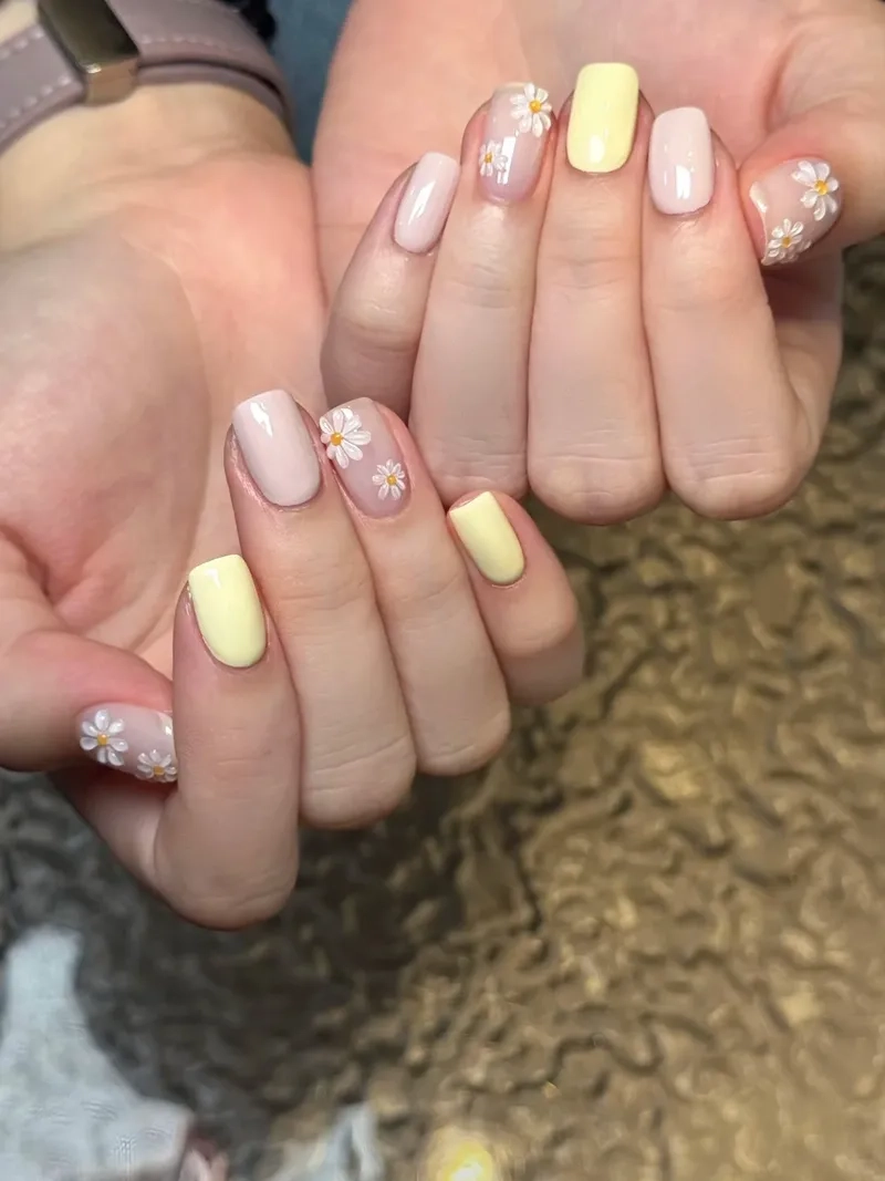 Thể hiện gu thẩm mỹ qua vẽ hoa cúc trên móng tay nổi bật