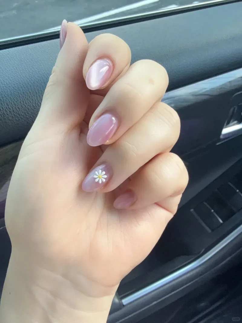 Điểm nhấn cho phong cách là vẽ móng cúc hoạ mi đẹp mắt