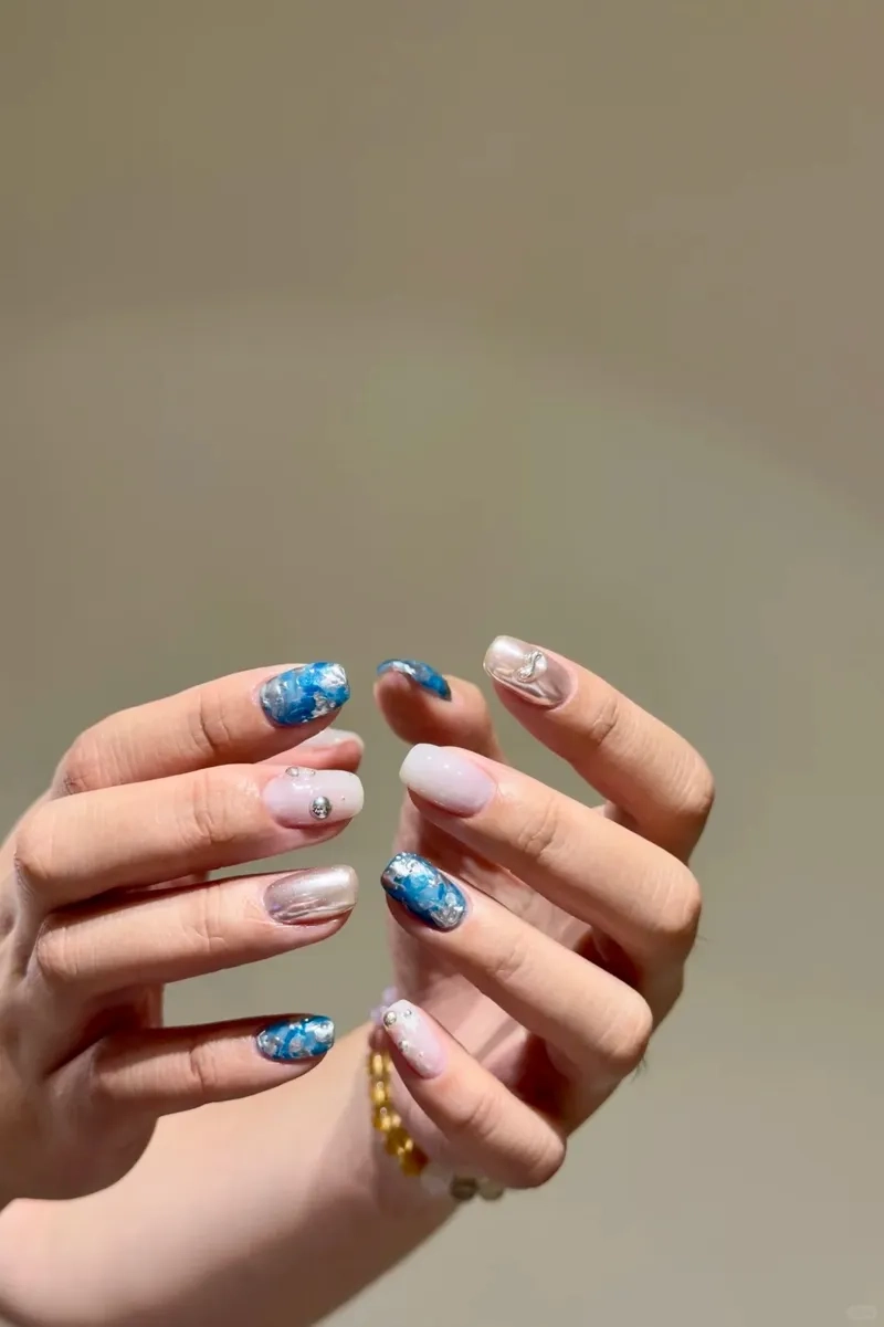Nâng tầm phong cách nhờ màu móng tay loang đẹp
