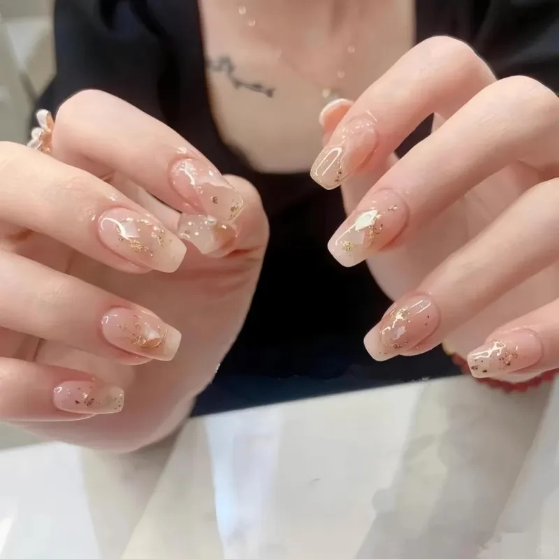 Tỏa sáng với nail màu loang phong cách