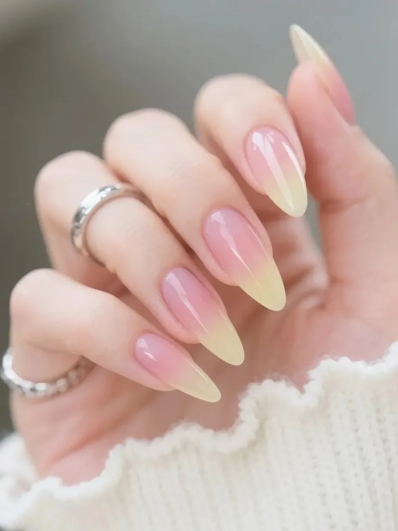 Lựa chọn nổi bật là sơn móng tay loang xinh xắn