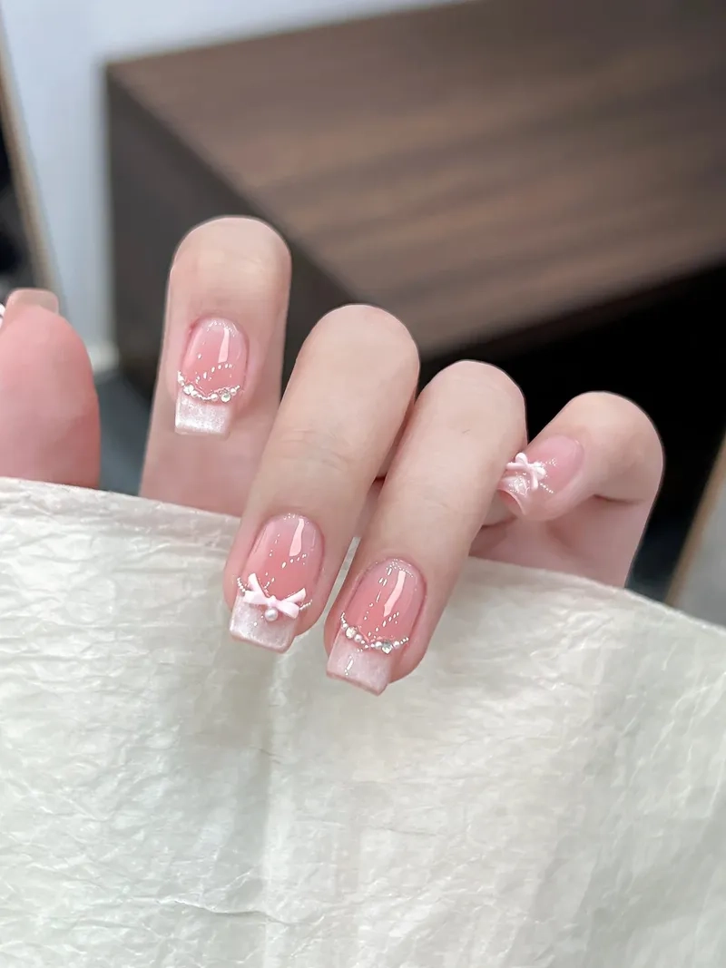 Lựa chọn tuyệt vời cho nàng với mẫu nail hồng thạch xinh đẹp