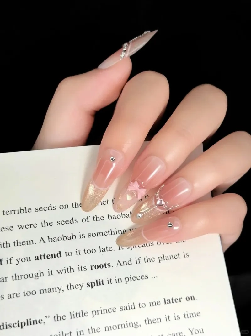 Cá tính nổi bật cùng mẫu nail thạch hồng sành điệu