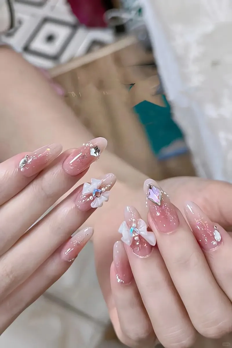 Phong cách nghệ thuật với nail màu hồng thạch vẽ sáng tạo