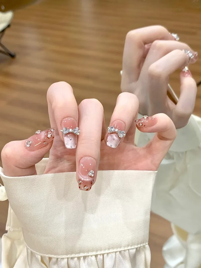 Tỏa sáng với bộ móng màu hồng thạch hoàn hảo