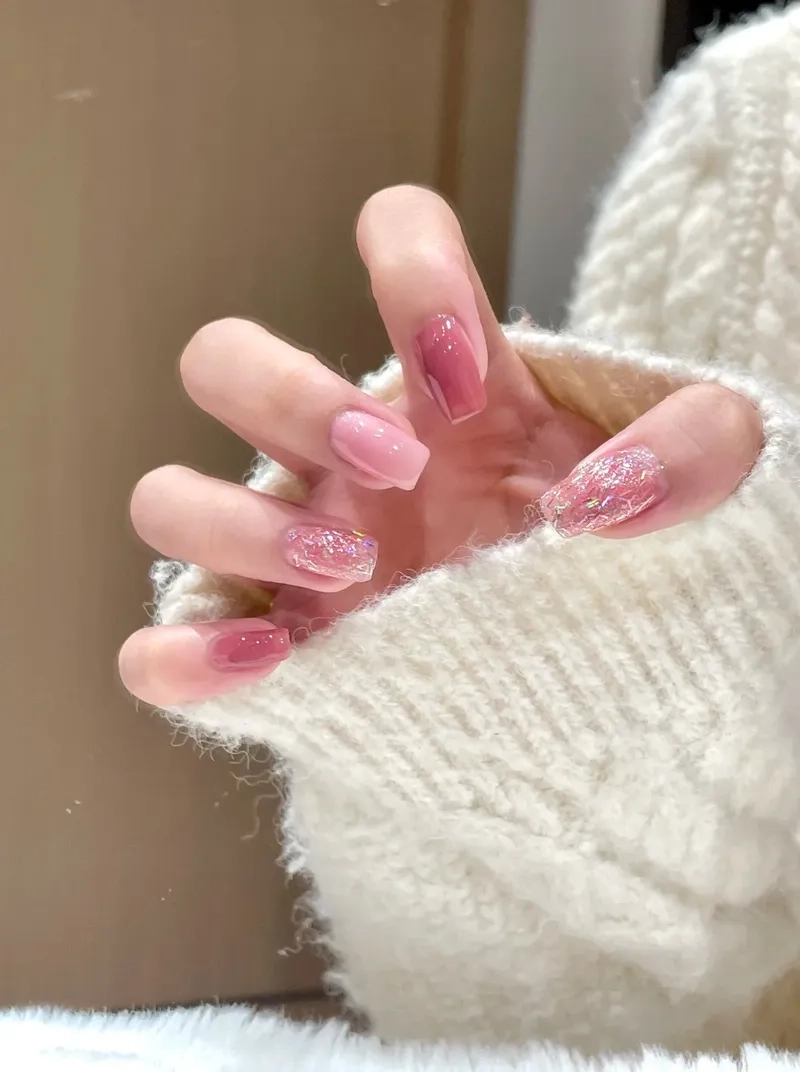 Phong cách độc đáo cùng hồng thạch nail xinh xắn