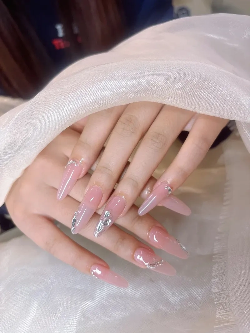 Dịu dàng thu hút với màu hồng thạch nail ngọt ngào
